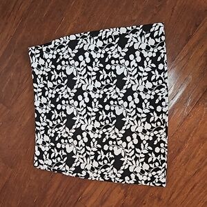 Loft size 10P black and white pencil skirt.